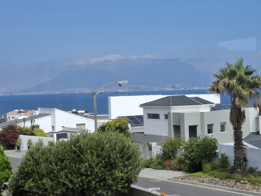 To Let 4 Bedroom Property for Rent in Bloubergstrand Western Cape